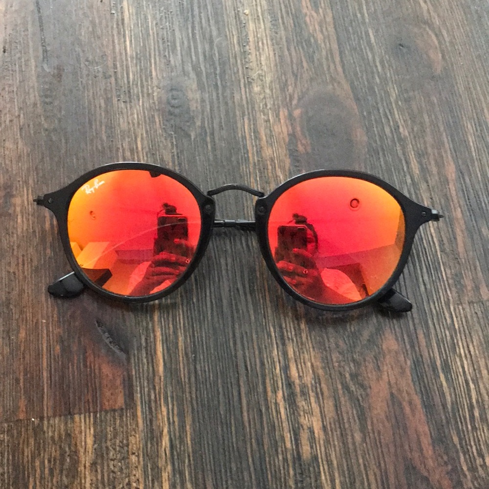 Ray Ban RB2447 Round Fleck Sunglasses.